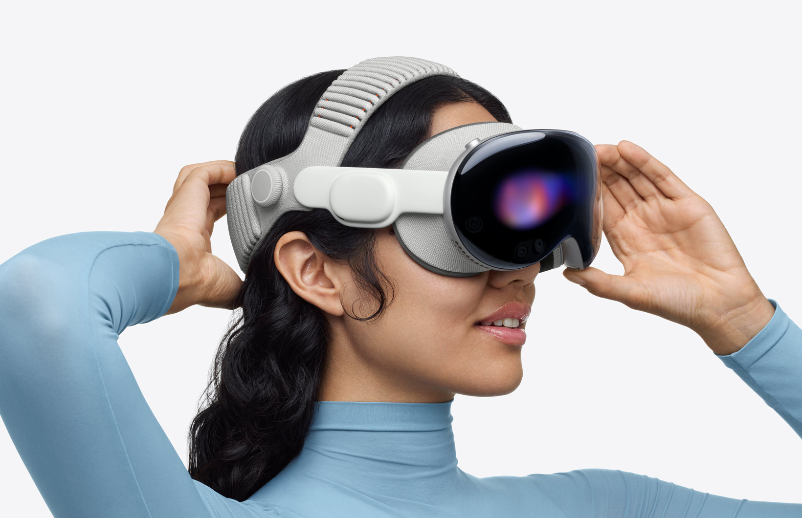 佩戴 Apple Vision Pro 体验沉浸式影像